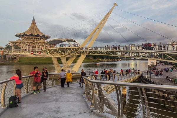 KUCHING, MALAYSIA - 4 Mart 2018: Darul Hana Köprüsü ve Sarawak Devlet Meclisi Binası Kuching, Malezya
