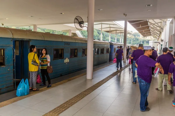 Tanjung Aru Malaysia Luty 2018 Pasażerowie Stacji Kolejowej Tanjung Aru — Zdjęcie stockowe