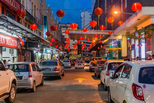 圣地亚哥 2018年2月17日 马来西亚沙巴州山达坎市中心一条挂满中国灯笼的街道的夜景 — 图库照片