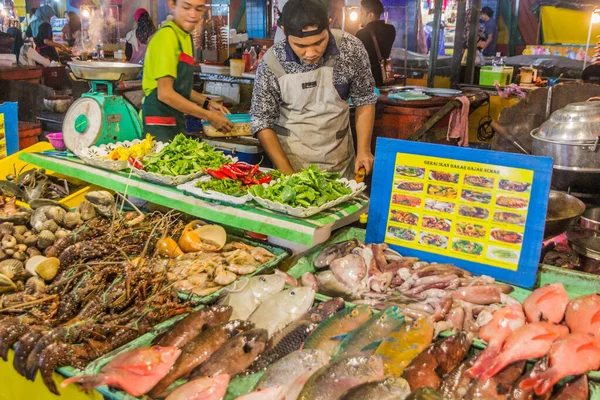 Kota Kinabalu Malasia Febrero 2018 Puestos Comida Mar Mercado Nocturno —  Fotos de Stock