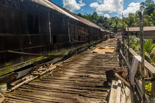 Weranda Tradycyjnej Longhouse Pobliżu Rzeki Batang Rejang Sarawak Malezja — Zdjęcie stockowe