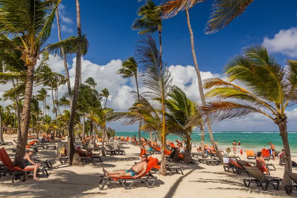 Punta Cana Δομινικη Δημοκρατια Δεκεμβριου 2018 Άνθρωποι Απολαμβάνουν Την Παραλία — Φωτογραφία Αρχείου