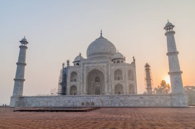 Sabahın erken saatlerinde Hindistan 'ın Agra kentindeki Taj Mahal manzarası