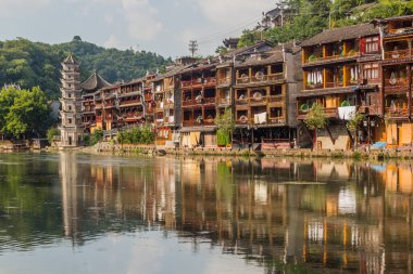 Fenghuang 'daki Riverside binaları ve Wanming Pagoda, Hunan bölgesi, Çin
