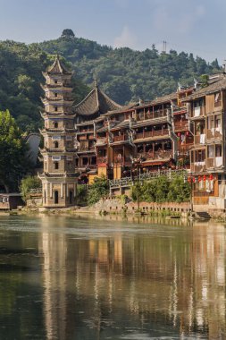 Fenghuang 'daki Riverside binaları ve Wanming Pagoda, Hunan bölgesi, Çin