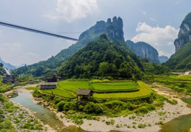  Hunan, Çin 'deki Aizhai asma köprüsü ve pirinç tarlaları
