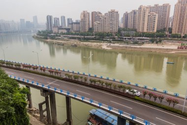 Chongqing, Çin 'de otoyol ve Jialing nehri.