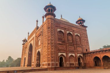 Hindistan 'ın Agra kentindeki Taj Mahal' de bir cami.