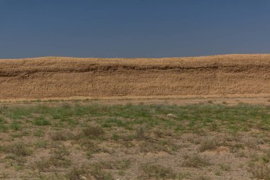 Jiayuguan yakınlarındaki Çin Seddi 'nin toprak parçası, Gansu Eyaleti, Çin