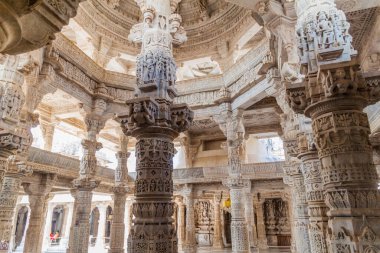 RANAKPUR, Hindistan - 13 Şubat 2017: Ranakpur, Rajasthan Eyaleti, Hindistan 'daki Jain tapınağının içi oyulmuş mermer.