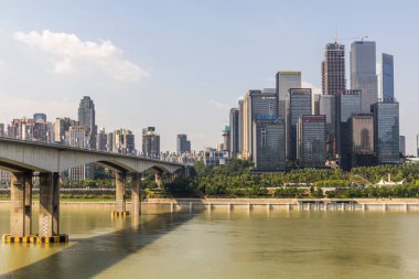 CHONGQING, ÇİN - 16 Ağustos 2018: Chongqing, Çin 'deki Jialing nehri üzerindeki Huanghuayuan Köprüsü
