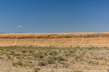 Jiayuguan yakınlarındaki Çin Seddi 'nin toprak parçası, Gansu Eyaleti, Çin