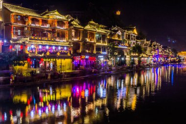 FENGHUANG, ÇİN - 13 AĞUSTOS 2018: Tuo nehri ile Fenghuang Antik Kasabası 'nın akşam manzarası, Çin