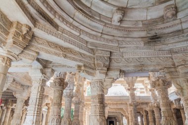  Ranakpur, Rajasthan Eyaleti, Hindistan 'daki Jain tapınağının içi mermer.