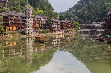 Fenghuang 'daki Riverside binaları ve Wanming Pagoda, Hunan bölgesi, Çin