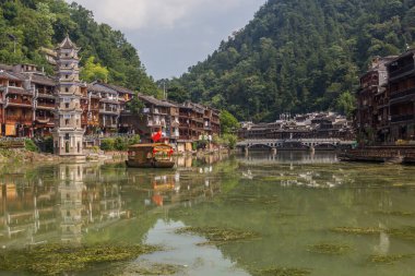 Fenghuang 'daki Riverside binaları ve Wanming Pagoda, Hunan bölgesi, Çin