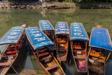 FENGHUANG, ÇİN - 14 Ağustos 2018: Fenghuang Antik Kenti, Hunan Bölgesi, Çin 'deki Tuo Nehri' nde tekneler