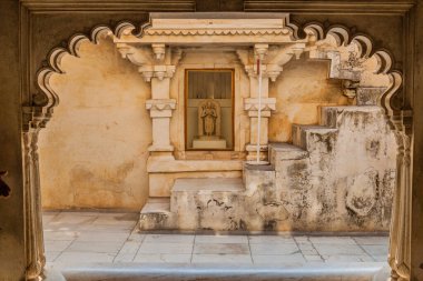 Udaipur, Rajasthan Eyaleti, Hindistan 'daki Şehir Sarayı' nda merdiven ve kemer yolu.