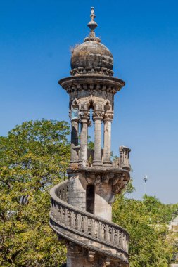 Junagad, Gujarat Eyaleti, Hindistan 'daki Bahar-ud-din Bhar mezarının minaresi.