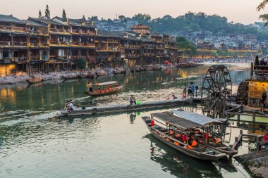 FENGHUANG, ÇİN - 13 AĞUSTOS 2018: Fenghuang Antik Kenti, Hunan Bölgesi, Çin
