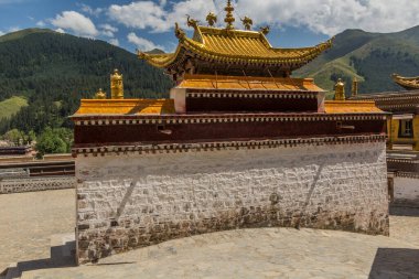 Çin 'in Gansu eyaletindeki Xiahe kasabasındaki Labrang Manastırı binaları