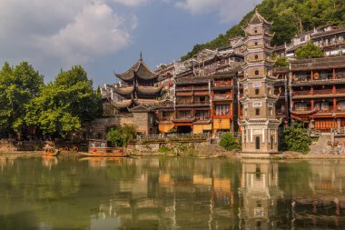 Fenghuang 'daki Riverside binaları ve Wanming Pagoda, Hunan bölgesi, Çin