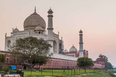Taj Mahal Agra 'da gün batımında, Hindistan
