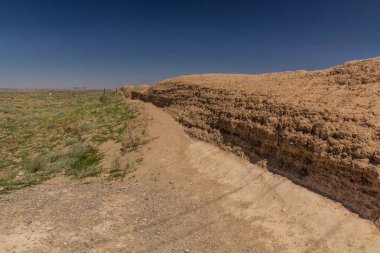 Jiayuguan yakınlarındaki Çin Seddi 'nin toprak parçası, Gansu Eyaleti, Çin
