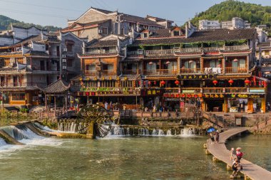 FENGHUANG, ÇİN - 14 AĞUSTOS 2018: Riverside evleri, su çarkı ve Fenghuang Antik Kenti, Hunan Bölgesi, Çin