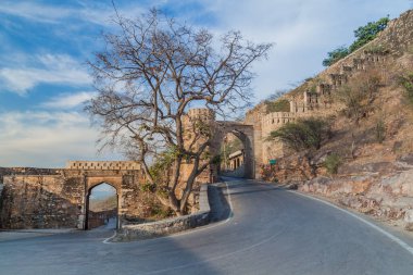 Jorla Pol ve Lakshman Pole Chittorgarh, Rajasthan Eyaleti, Hindistan 'daki Chittor Kalesinin kapıları.