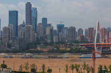 Chongqing 'in ufuk çizgisi ve Yangtze nehri, Çin