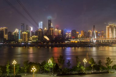 Chongqing 'in ufuk çizgisi ve Yangtze nehri, Çin