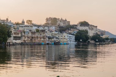 Udaipur, Rajasthan Eyaleti, Hindistan 'daki Pichola Gölü yakınlarındaki tarihi binalar.