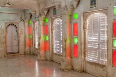 UDAIPUR, Hindistan - 12 Şubat 2017: Udaipur, Rajasthan Eyaleti, Hindistan 'daki Şehir Sarayı' nda Oda