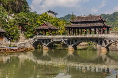 Çin 'in Hunan bölgesindeki Fenghuang Antik Kentinde Tuo Nehri' ni geçen köprü.