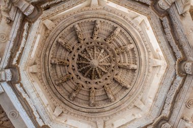Ranakpur, Rajasthan Eyaleti, Hindistan 'daki Jain tapınağının mermer kubbesi.