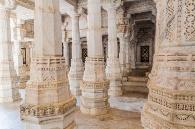 RANAKPUR, Hindistan - 13 Şubat 2017: Ranakpur, Rajasthan Eyaleti, Hindistan 'daki Jain Tapınağı' nın oyulmuş mermer sütunları