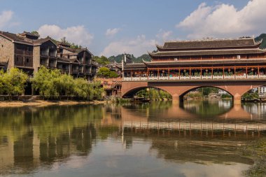 Çin 'in Hunan bölgesindeki Fenghuang Antik Kentinde Tuo Nehri' ni geçen köprü.