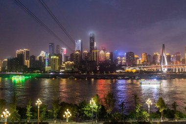 Chongqing 'in ufuk çizgisi ve Yangtze nehri, Çin