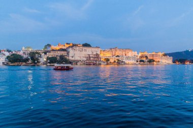Udaipur 'daki şehir sarayının akşam manzarası, Rajasthan eyaleti, Hindistan