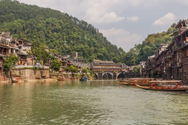 Çin 'in Hunan bölgesindeki Fenghuang Antik Kentinde, Tuo Nehri üzerindeki Hong köprüsü.