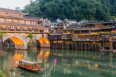 FENGHUANG, ÇİN - 13 Ağustos 2018: Fenghuang Antik Kenti, Hunan Bölgesi, Çin 'deki Tuo Nehri üzerindeki Hong köprüsü