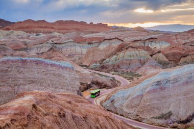 Zhangye Ulusal Geopark renkli kaya oluşumlarıyla tanınır, Gansu bölgesi, Çin