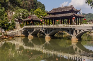 Çin 'in Hunan bölgesindeki Fenghuang Antik Kentinde Tuo Nehri' ni geçen köprü.
