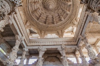 Ranakpur, Rajasthan Eyaleti, Hindistan 'daki Jain tapınağının mermer süslemeleri.