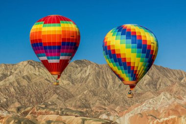 Zhangye Danxia 'da sıcak hava balonları Ulusal Geopark, Gansu Eyaleti, Çin