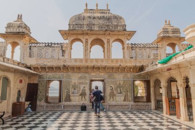 UDAIPUR, Hindistan - 12 Şubat 2017: Udaipur, Rajasthan Eyaleti, Hindistan 'daki Şehir Sarayı' nın Avlusu
