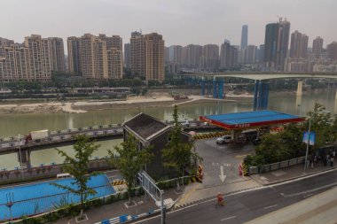 CHONGQING, ÇİN - 17 AĞUSTOS 2018: Jialingjiang Köprüsü üzerinde Jialing nehri, Chongqing, Çin