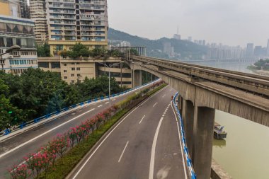 Chongqing, Çin 'de bir otoyolu geçen raylı hat.