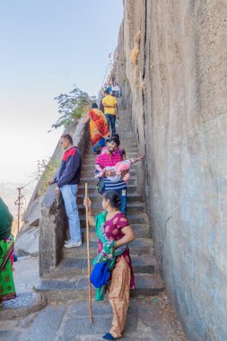 JUNAGADH, Hindistan - 10 Şubat 2017: Girnar Tepesi, Gujarat Eyaleti, Hindistan